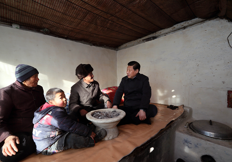 2012年12月30日，習(xí)近平在河北省阜平縣龍泉關(guān)鎮(zhèn)駱駝灣村看望唐榮斌老人一家。