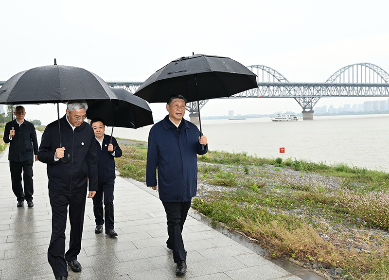 2023年10月10日，習(xí)近平總書記在江西長江國家文化公園九江城區(qū)段冒雨考察。