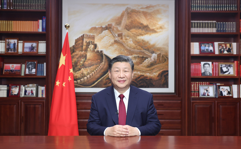 新年前夕，習近平通過中央廣播電視總臺和互聯(lián)網，發(fā)表二〇二四年新年賀詞。