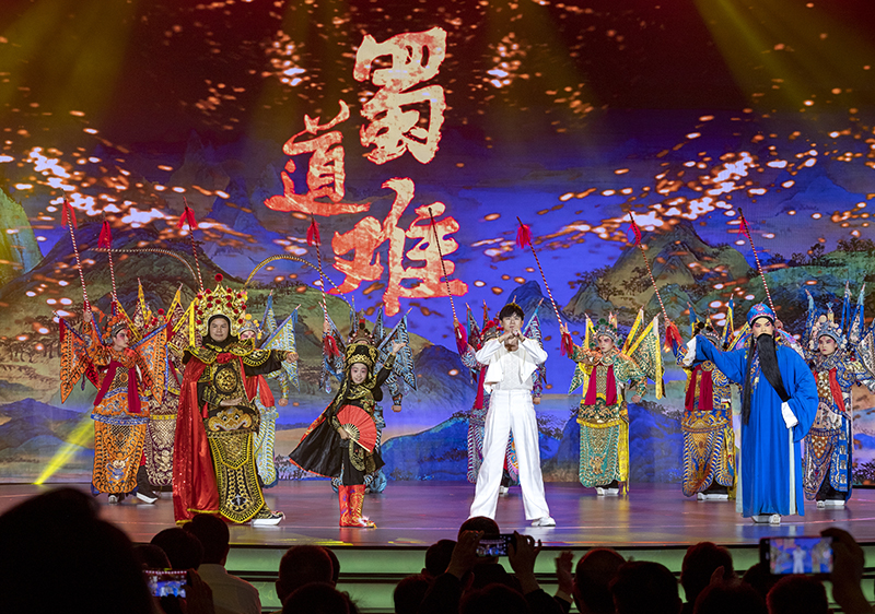 2023年10月13日，成都，“把青春華章寫在祖國大地上”大思政課網(wǎng)絡(luò)主題宣傳和互動引導(dǎo)活動在四川大學(xué)舉行。