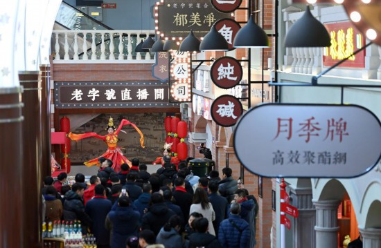 顧客在天津老字號集合店內觀看演出。新華社記者 趙子碩 攝