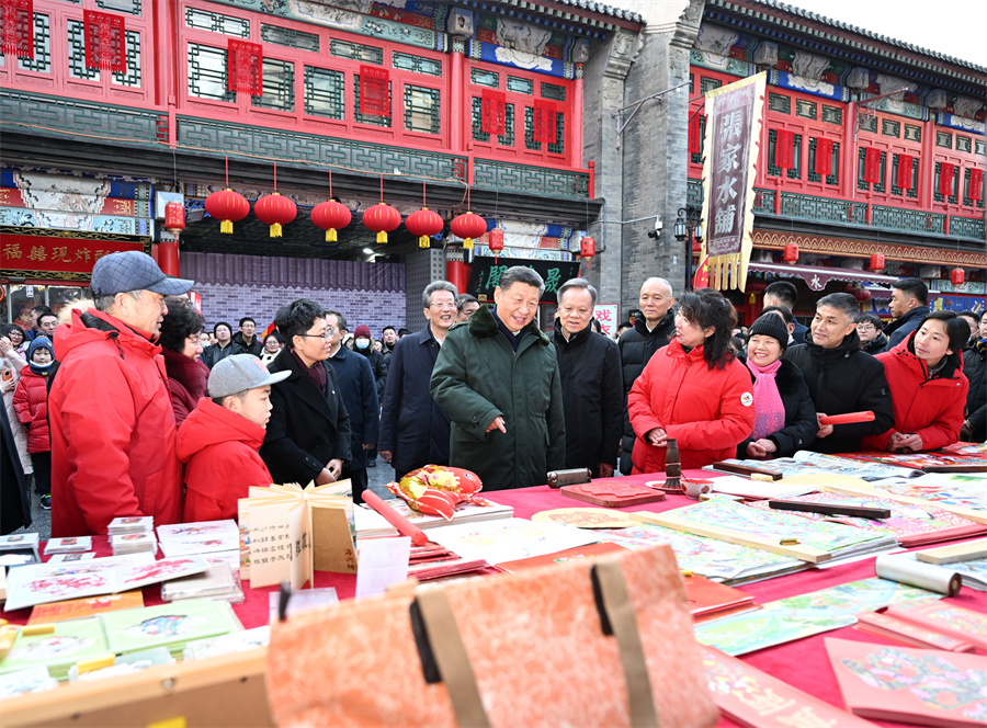 2024年2月1日下午，習近平在天津古文化街考察時，同店鋪員工和現(xiàn)場群眾互動交流。新華社記者 謝環(huán)馳 攝