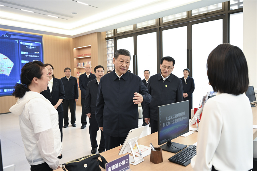 2024年4月22日至24日，中共中央總書記、國家主席、中央軍委主席習(xí)近平在重慶考察。這是22日下午，習(xí)近平在九龍坡區(qū)謝家灣街道民主村社區(qū)考察。新華社記者 謝環(huán)馳 攝