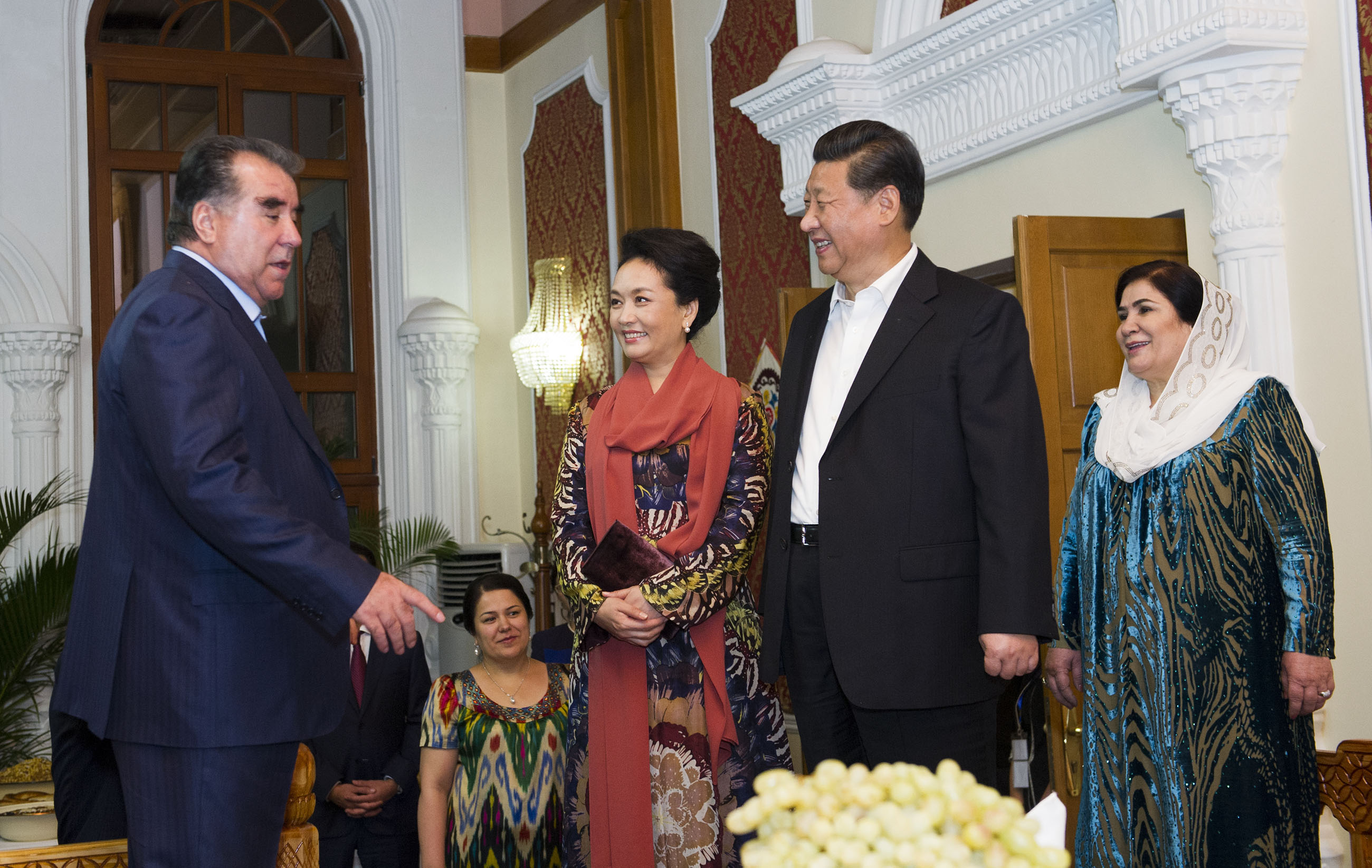 2014年9月12日，習(xí)近平主席在杜尚別出席塔吉克斯坦總統(tǒng)拉赫蒙舉行的家宴。這是習(xí)近平主席和夫人彭麗媛在拉赫蒙夫婦陪同下參觀總統(tǒng)官邸。
