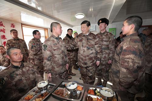2014年1月26日中午，習(xí)近平來(lái)到連隊(duì)食堂，同戰(zhàn)士們一起用餐。新華社記者 李剛 攝