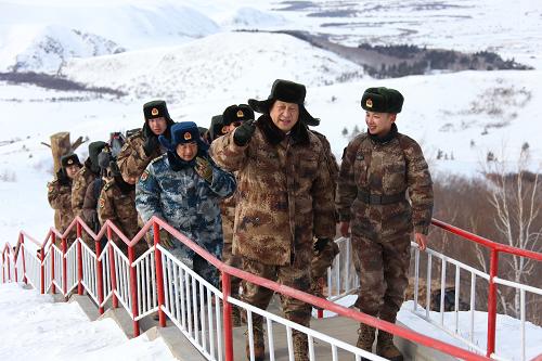  2014年1月26日上午，習(xí)近平來(lái)到內(nèi)蒙古邊防某團(tuán)三角山哨所，看望正在執(zhí)勤的戰(zhàn)士。新華社記者 李剛 攝