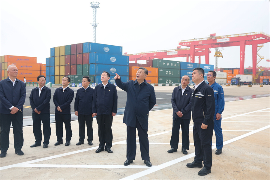 2024年5月22日至24日，中共中央總書記、國家主席、中央軍委主席習(xí)近平在山東考察。這是22日下午，習(xí)近平在日照港察看全自動(dòng)化集裝箱碼頭作業(yè)場景。新華社記者 鞠鵬 攝