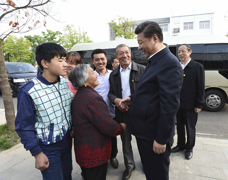2016年4月25日，習(xí)近平在安徽省滁州市鳳陽縣小崗村看望當(dāng)年大包干帶頭人嚴(yán)金昌（右三）一家。